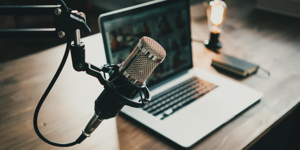 Podcast CPM: mic and a laptop