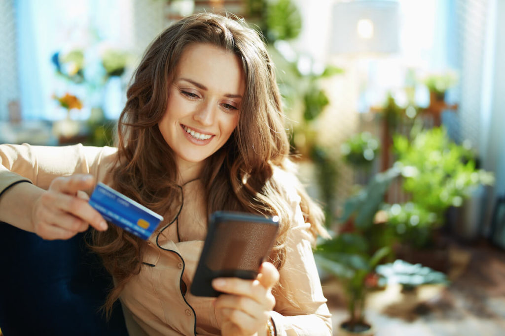 Podcast CPM: woman holding her credit card and mobile